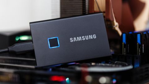 /images/products/o-cung-di-dong-ssd-samsung-t7-touch-2tb-usb-32-gen-2-den-mu-pc2t0kww-2.jpg